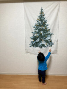 christmas-tree-tapestry-3coins