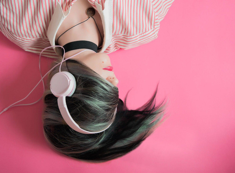 girl-headphones-pink
